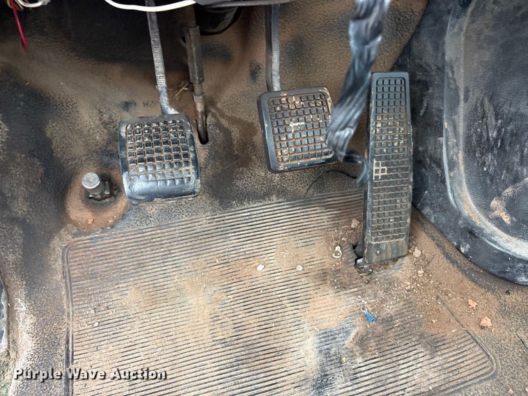 image for item EU5791 1991 Ford F800 bucket truck