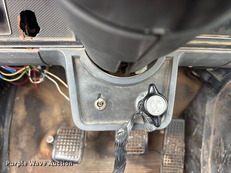 image for item EU5791 1991 Ford F800 bucket truck