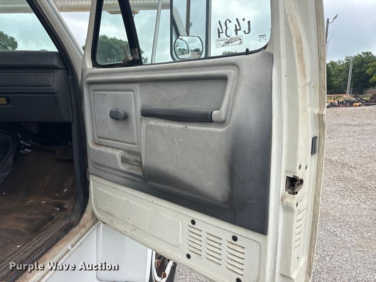 image for item EU5791 1991 Ford F800 bucket truck