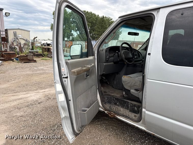 image for item EV6041 2006 Ford E350 Super Duty XLT van