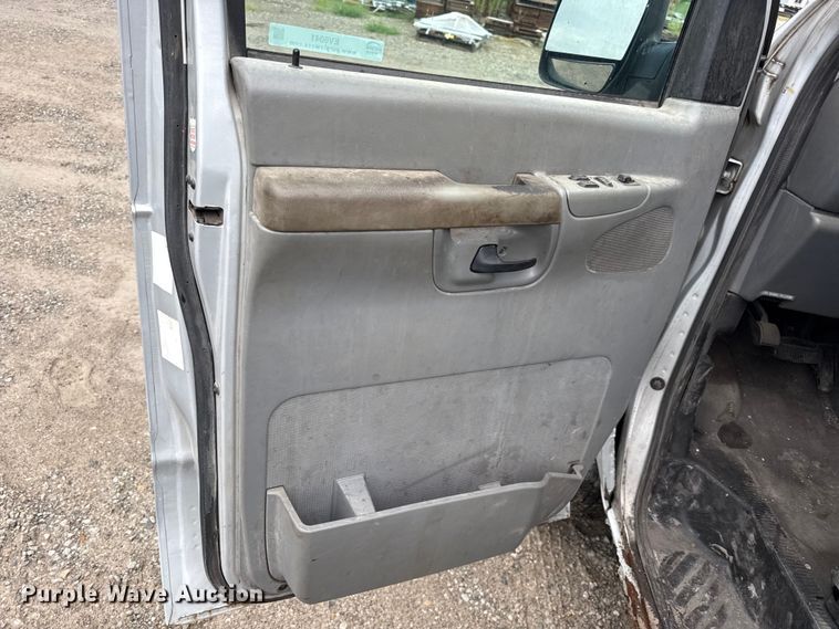 image for item EV6041 2006 Ford E350 Super Duty XLT van