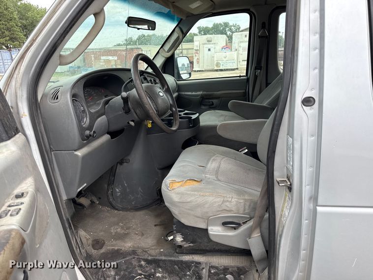 image for item EV6041 2006 Ford E350 Super Duty XLT van