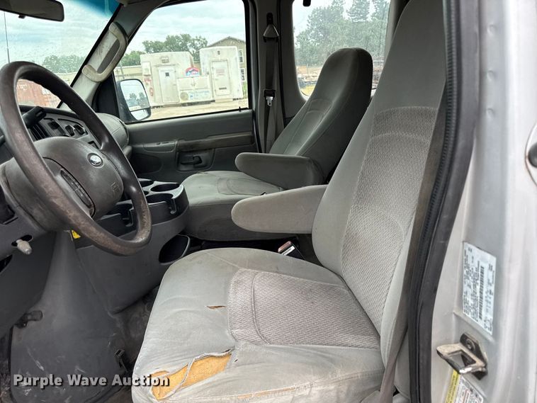 image for item EV6041 2006 Ford E350 Super Duty XLT van