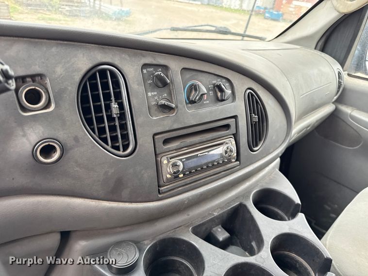 image for item EV6041 2006 Ford E350 Super Duty XLT van
