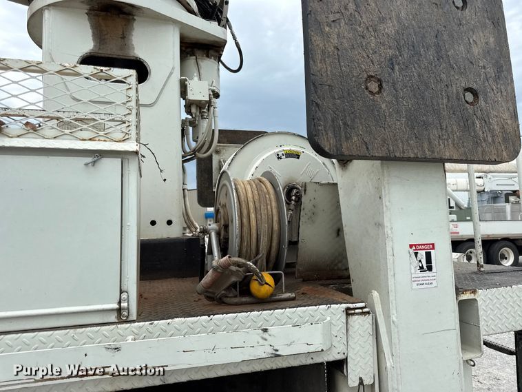 image for item EV6053 2009 International PayStar 5600i digger derrick truck