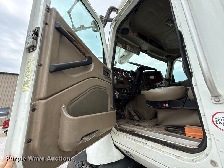 image for item EV6053 2009 International PayStar 5600i digger derrick truck