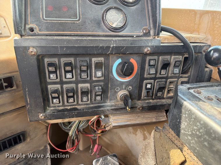 image for item EW2168 1998 Caterpillar 627F scraper