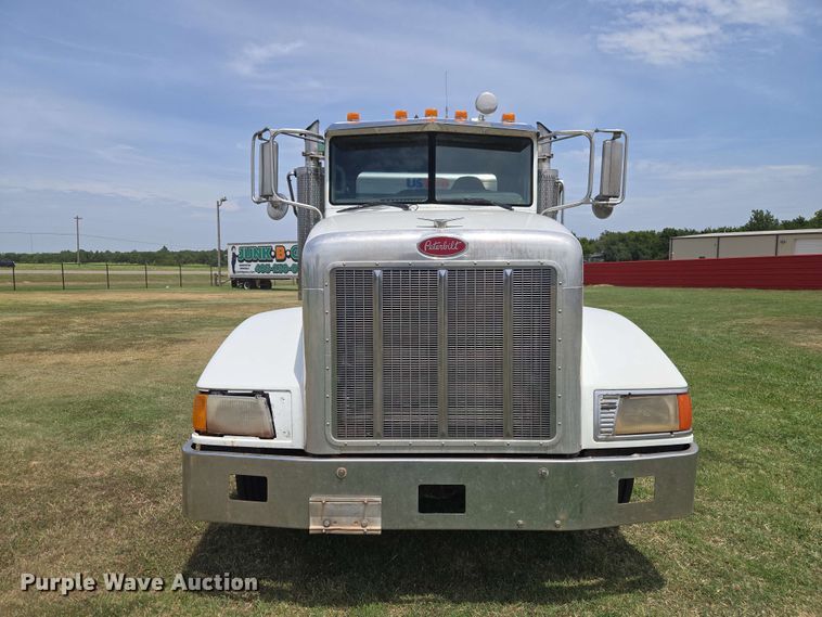 image for item EW8588 2006 Peterbilt 385 hook lift truck