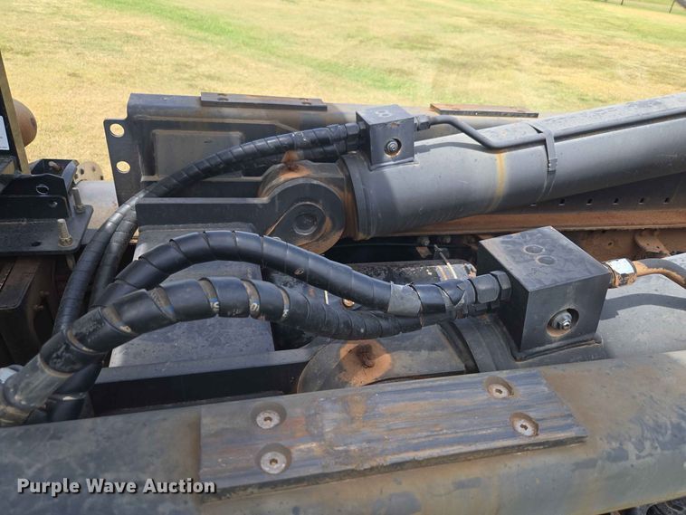 image for item EW8588 2006 Peterbilt 385 hook lift truck