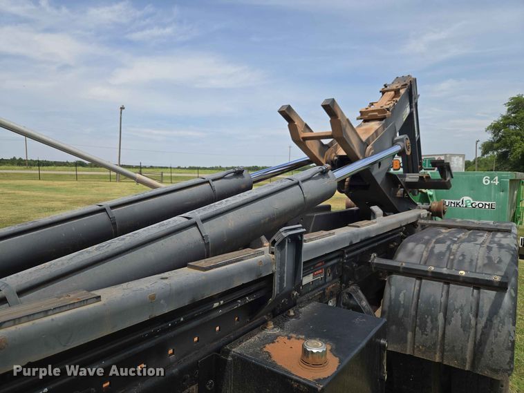 image for item EW8588 2006 Peterbilt 385 hook lift truck