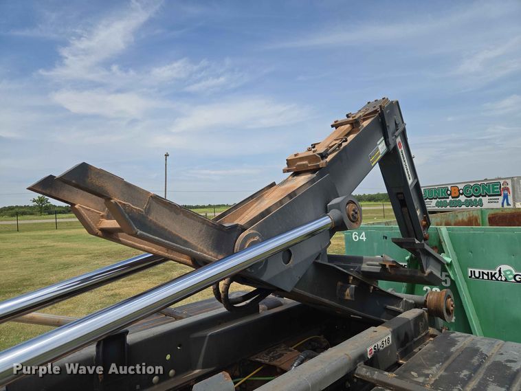 image for item EW8588 2006 Peterbilt 385 hook lift truck