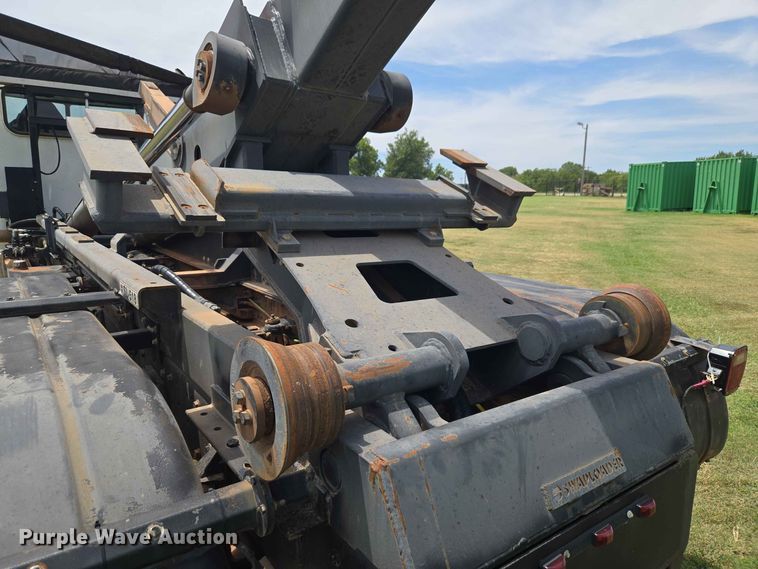 image for item EW8588 2006 Peterbilt 385 hook lift truck