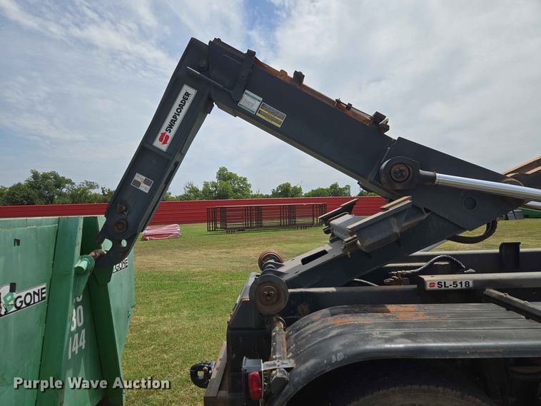 image for item EW8588 2006 Peterbilt 385 hook lift truck