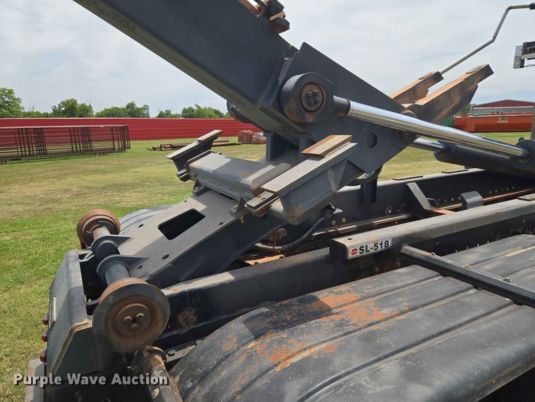 image for item EW8588 2006 Peterbilt 385 hook lift truck