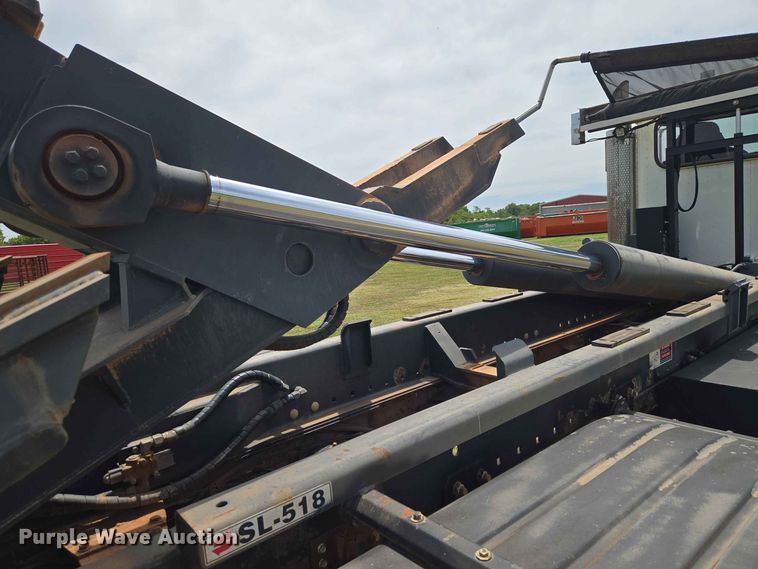 image for item EW8588 2006 Peterbilt 385 hook lift truck