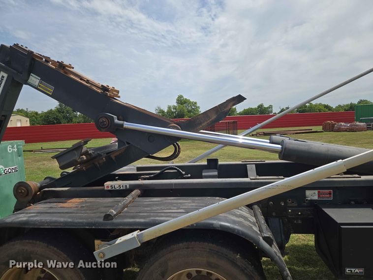 image for item EW8588 2006 Peterbilt 385 hook lift truck