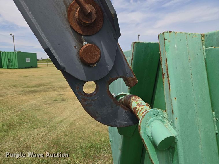 image for item EW8588 2006 Peterbilt 385 hook lift truck
