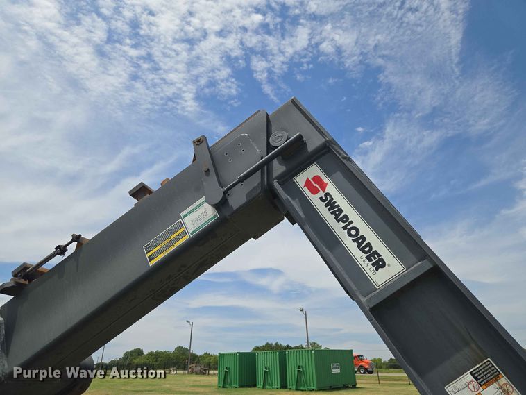 image for item EW8588 2006 Peterbilt 385 hook lift truck