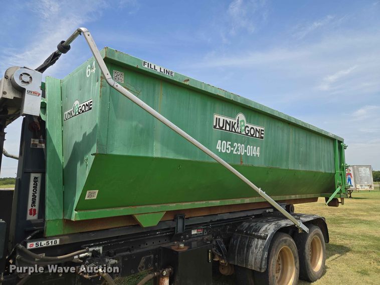 image for item EW8588 2006 Peterbilt 385 hook lift truck