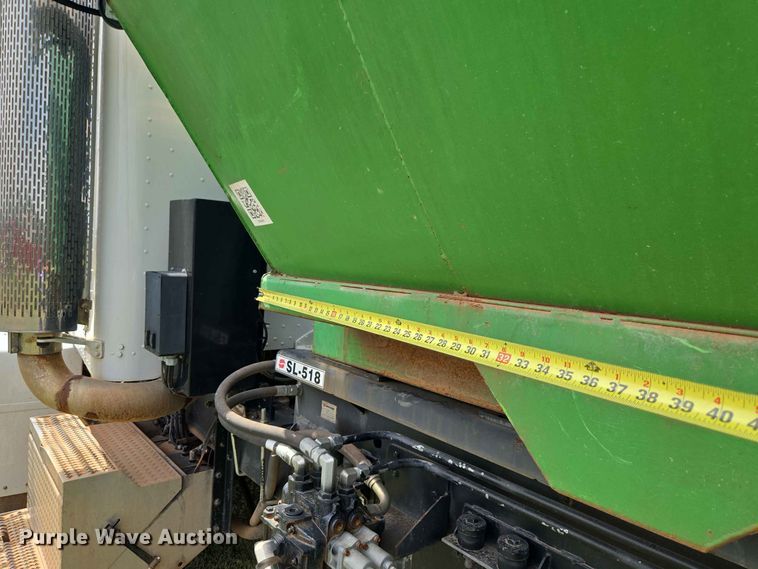 image for item EW8588 2006 Peterbilt 385 hook lift truck