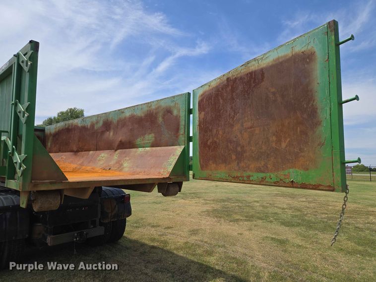 image for item EW8588 2006 Peterbilt 385 hook lift truck