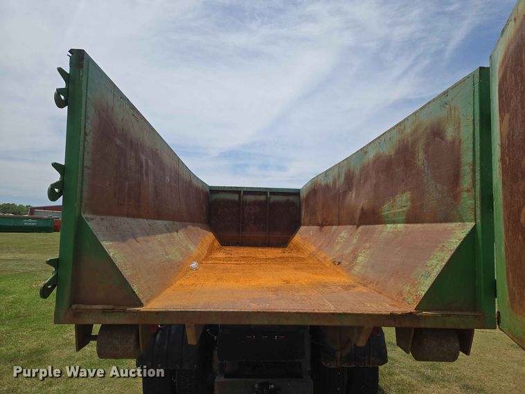 image for item EW8588 2006 Peterbilt 385 hook lift truck
