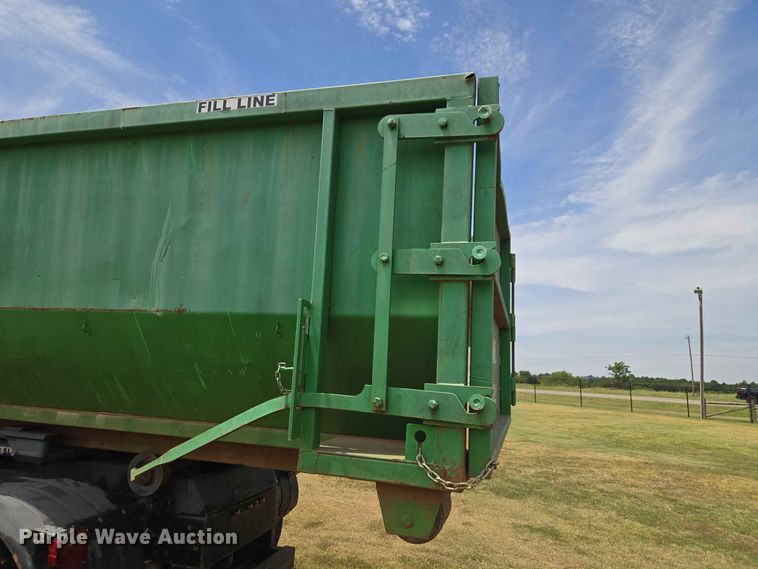 image for item EW8588 2006 Peterbilt 385 hook lift truck