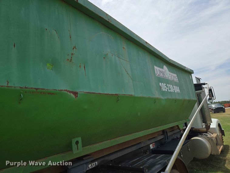 image for item EW8588 2006 Peterbilt 385 hook lift truck