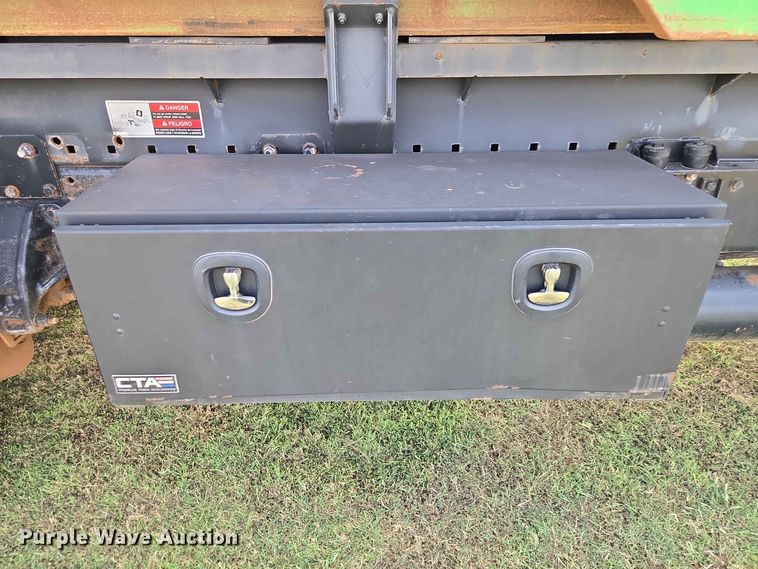 image for item EW8588 2006 Peterbilt 385 hook lift truck