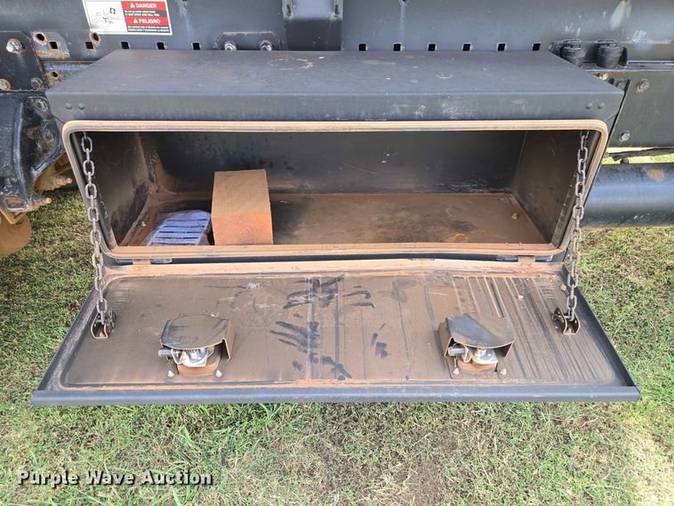 image for item EW8588 2006 Peterbilt 385 hook lift truck