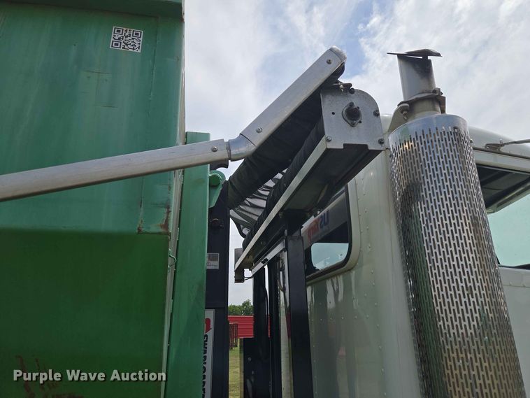 image for item EW8588 2006 Peterbilt 385 hook lift truck