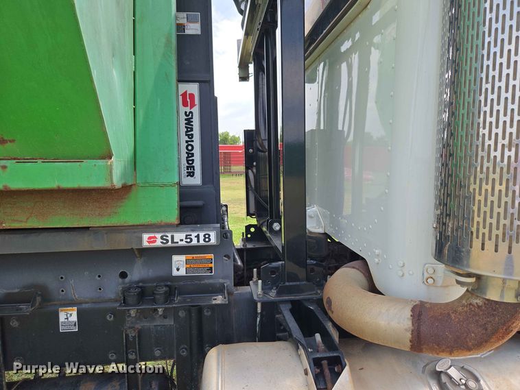 image for item EW8588 2006 Peterbilt 385 hook lift truck