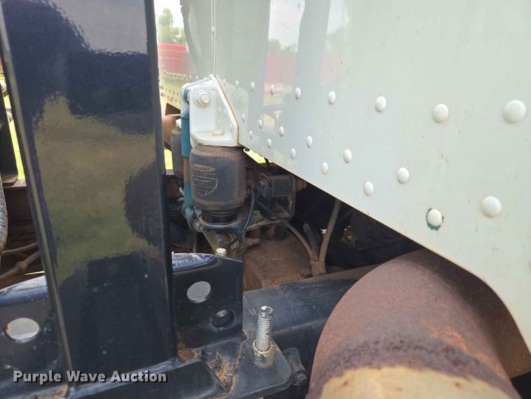 image for item EW8588 2006 Peterbilt 385 hook lift truck