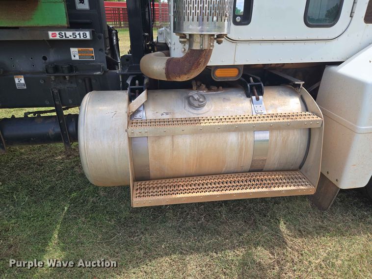image for item EW8588 2006 Peterbilt 385 hook lift truck