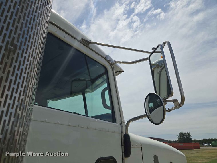 image for item EW8588 2006 Peterbilt 385 hook lift truck