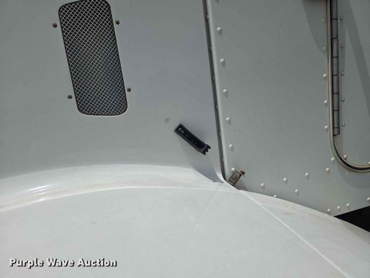 image for item EW8588 2006 Peterbilt 385 hook lift truck