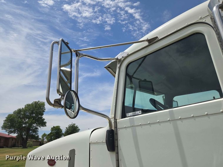 image for item EW8588 2006 Peterbilt 385 hook lift truck