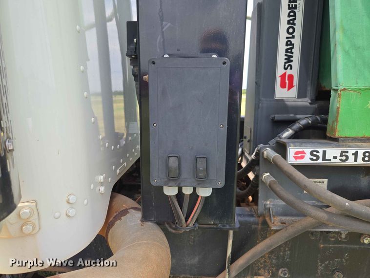 image for item EW8588 2006 Peterbilt 385 hook lift truck