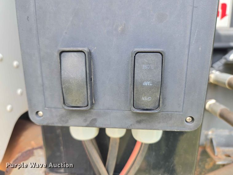image for item EW8588 2006 Peterbilt 385 hook lift truck