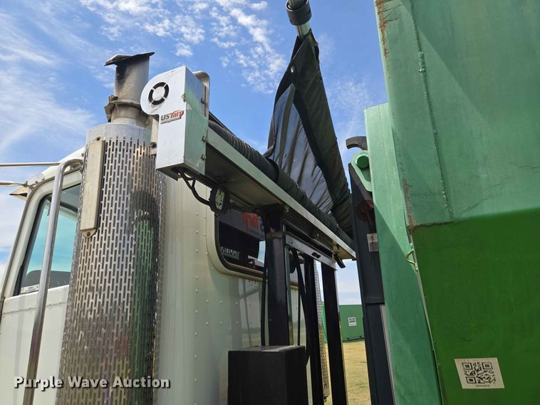 image for item EW8588 2006 Peterbilt 385 hook lift truck