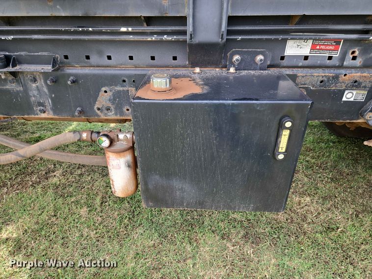 image for item EW8588 2006 Peterbilt 385 hook lift truck
