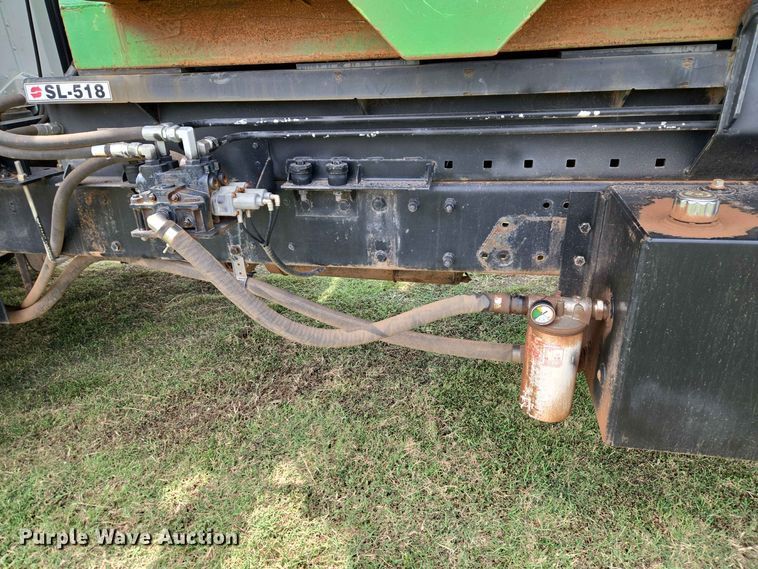 image for item EW8588 2006 Peterbilt 385 hook lift truck