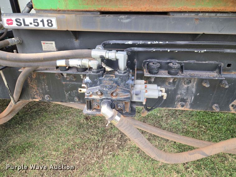 image for item EW8588 2006 Peterbilt 385 hook lift truck