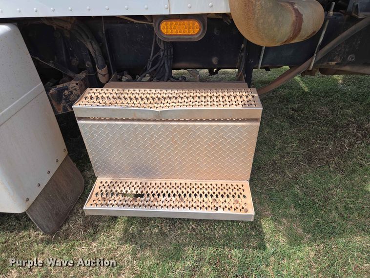 image for item EW8588 2006 Peterbilt 385 hook lift truck