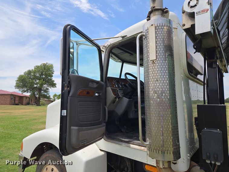 image for item EW8588 2006 Peterbilt 385 hook lift truck