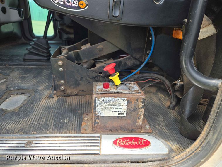 image for item EW8588 2006 Peterbilt 385 hook lift truck