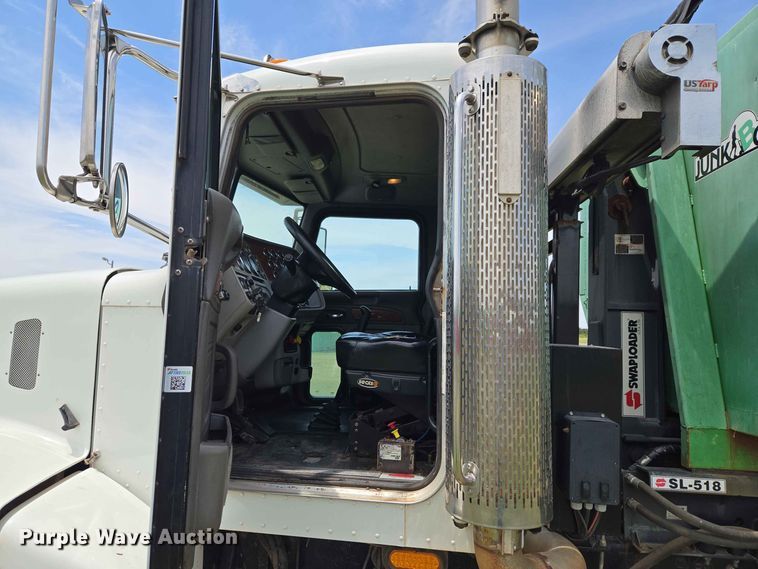 image for item EW8588 2006 Peterbilt 385 hook lift truck