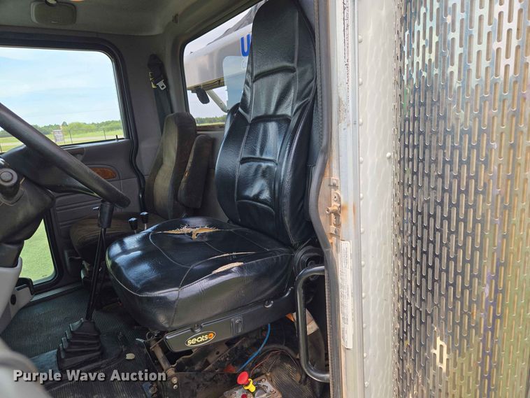 image for item EW8588 2006 Peterbilt 385 hook lift truck