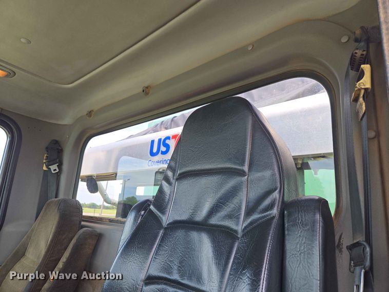image for item EW8588 2006 Peterbilt 385 hook lift truck