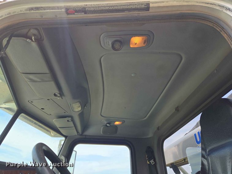 image for item EW8588 2006 Peterbilt 385 hook lift truck